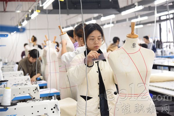 廣西紡織工業(yè)學(xué)校2024年校級技能比賽服裝制作賽項(xiàng)圓滿落幕